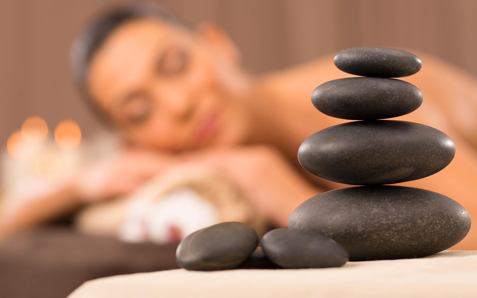 Umění relaxace: masáž lávovými kameny nebo švédská masáž?
