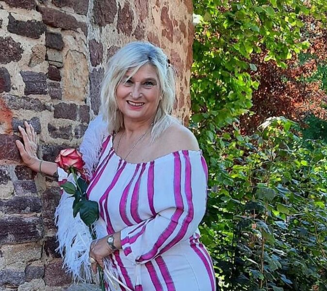 Sexy MILF massiert dich in den 7. Himmel +4917645378263 Frankfurt am Main erotic massage